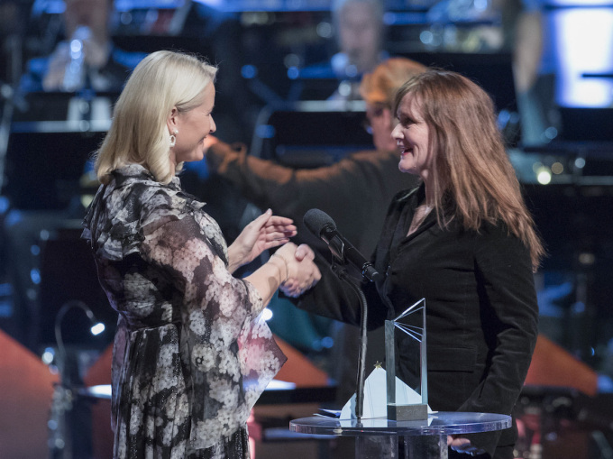 Crown Princess Mette-Marit congratulates Auður Ava Ólafsdóttir of Iceland on winning the Nordic Council Literature Prize 2018. Photo: Terje Pedersen / NTB scanpix.